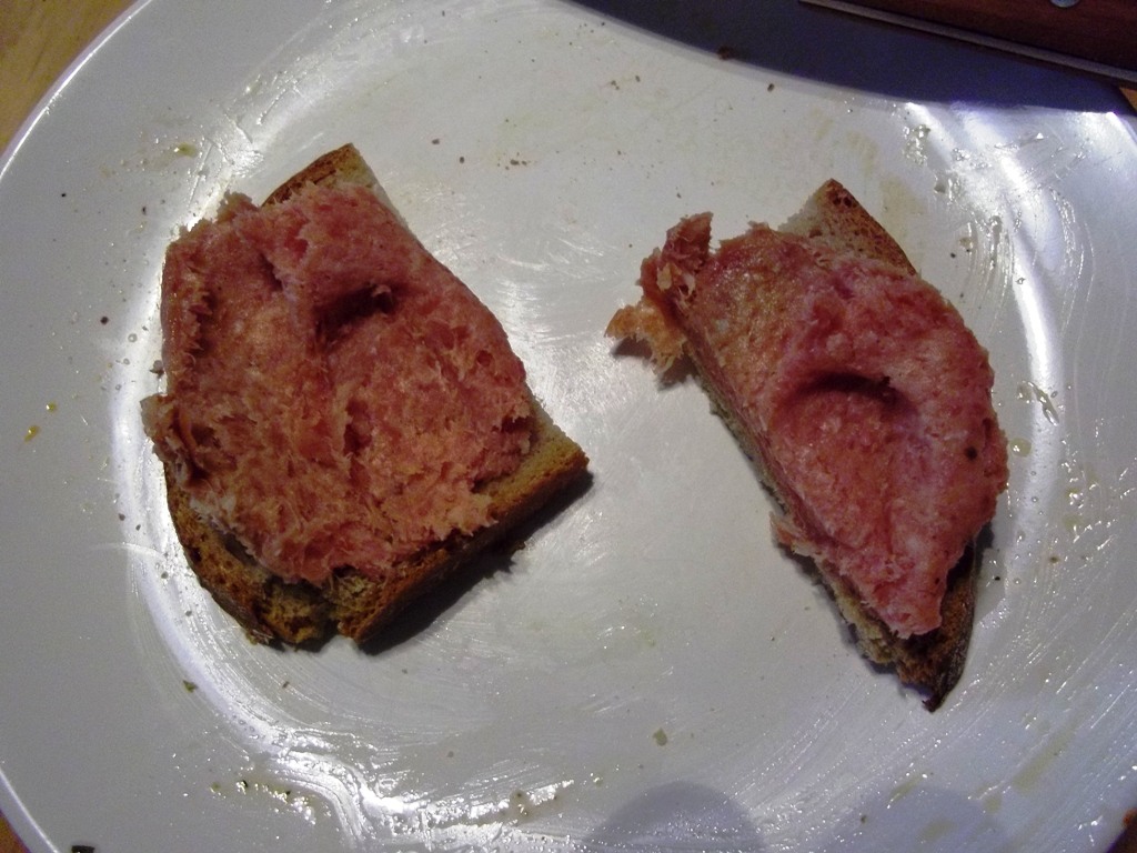 "Teewurst auf frisch gebackenem brot.