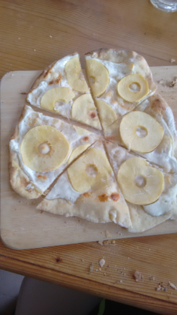 Zur Abwechslung mal Flammkuchen gemacht, salzige gabs natürlich auch aber hab leider kein Bild :(